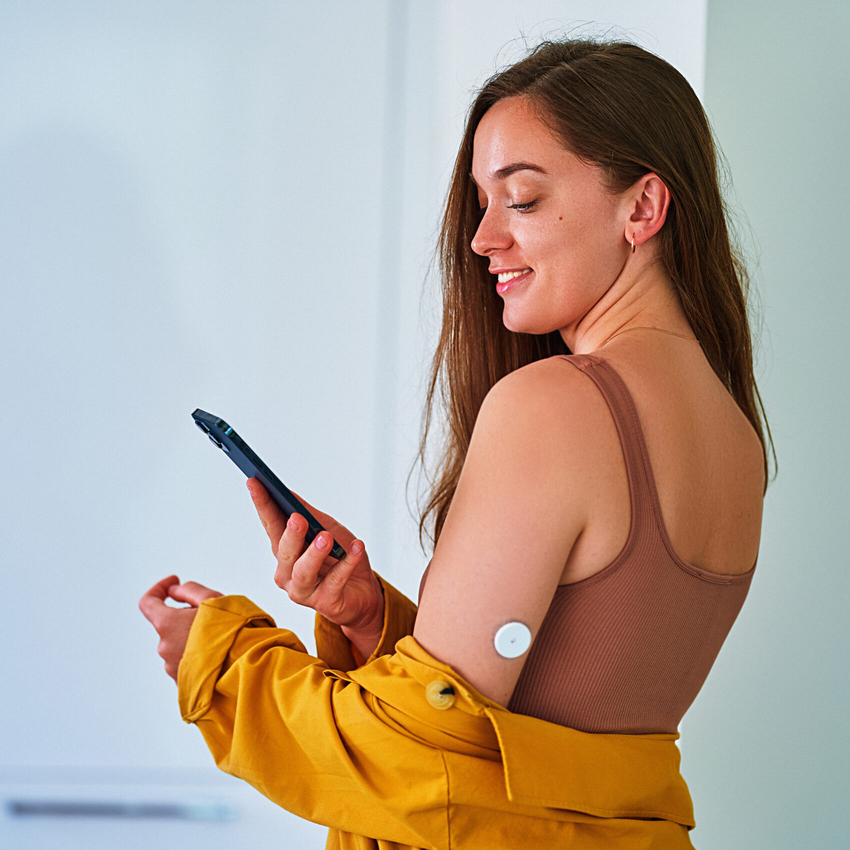 Patient using a connected health monitoring device with a smartphone