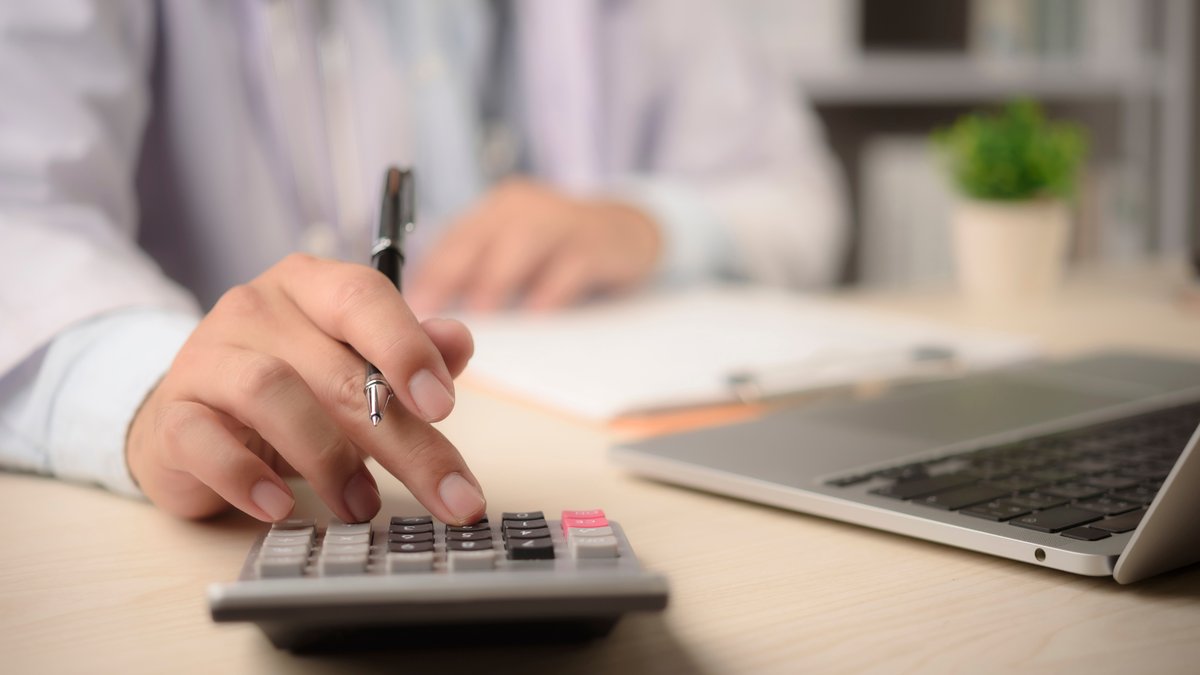 Medical device market access team planning payer coverage and payment