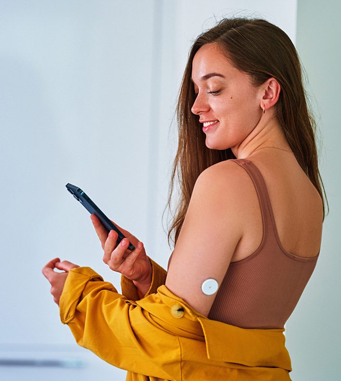 Patient using a connected health monitoring device with a smartphone